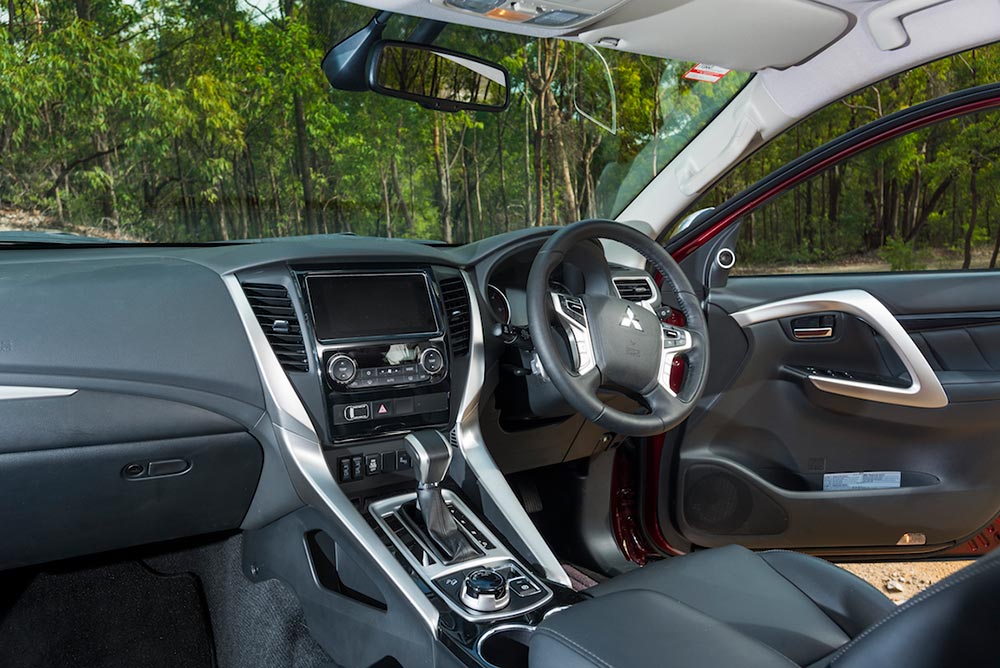 Family 4wd Suv Comparison Ford Everest Trend V Mitsubishi