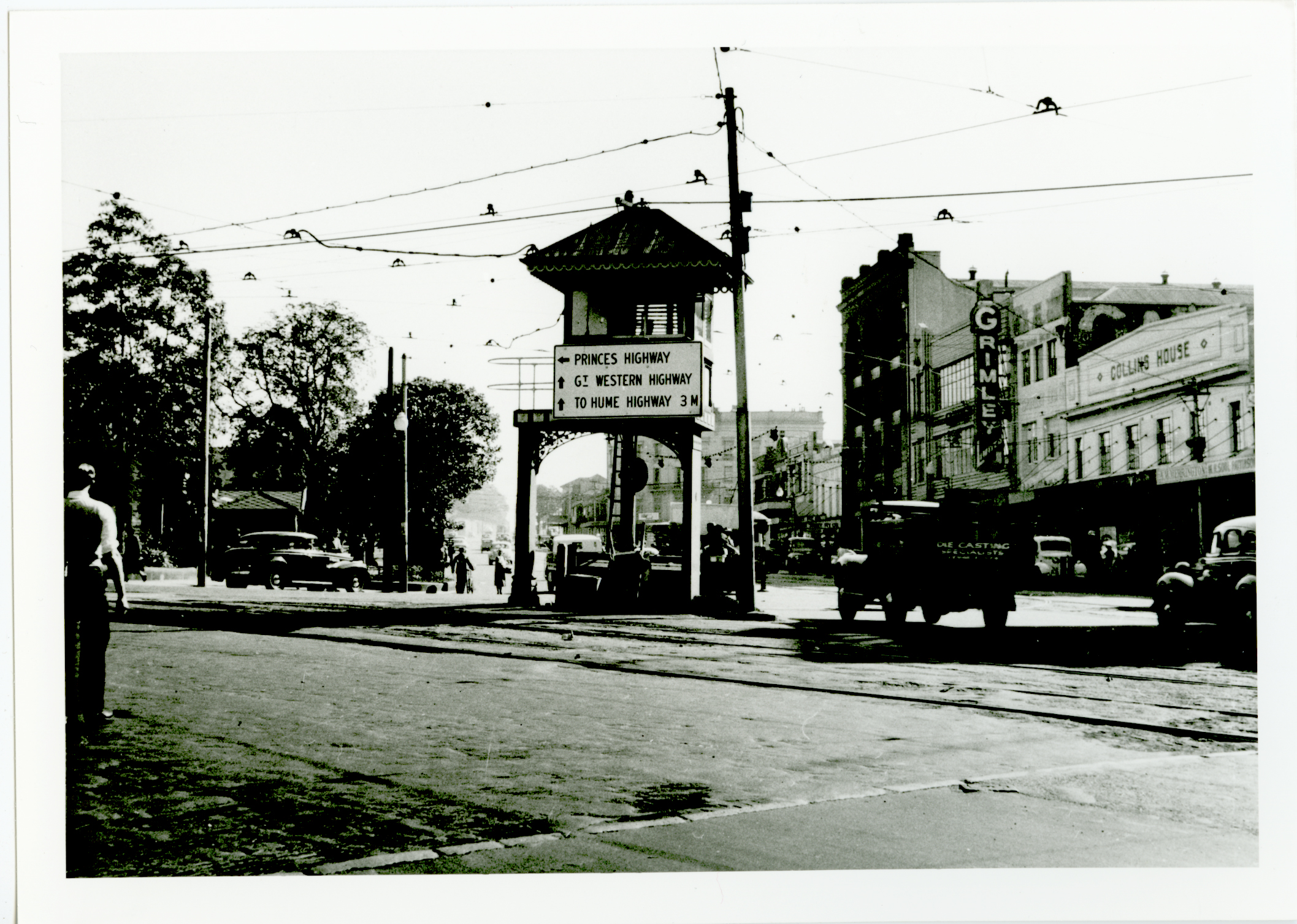 1952 - Large direction sign erected at intersection of Parramatta Road, Broadway and City Road