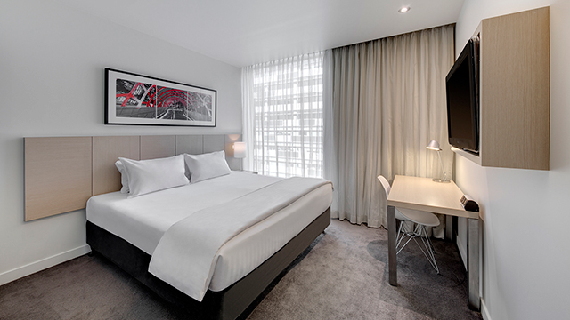 King Guest Room Travelodge Hotel Docklands Melbourne NRMA blue app Member Discount