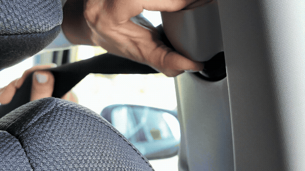 Adjusting the b pillar car seatbelt