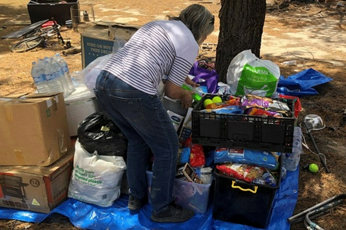 woman-packs-bushfire-donations-1200x800 Slide 1