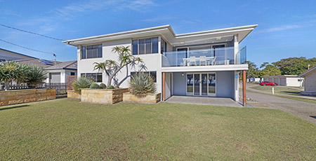 Deluxe Beach House exterior, Woodgate Beach