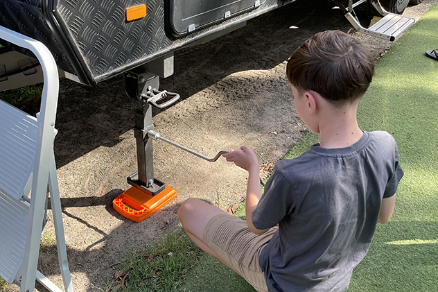 Locking the legs on a caravan