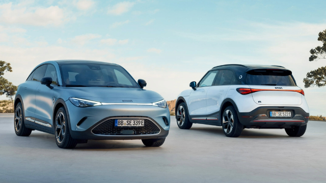 A Smart #3 and Smart #1 parked side by side with trees in the background.