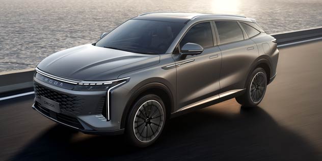 A grey silver Jaecoo Omoda 9 hybrid 