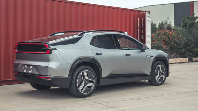 Silver Deepal E07 electric SUV/ute parked in front of a garage