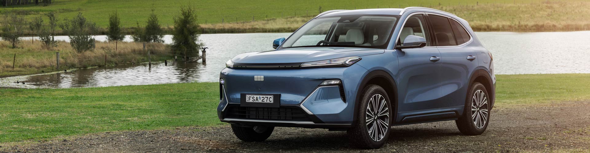 Front angle view of a 2025 Geely Starray EM-i electric SUV