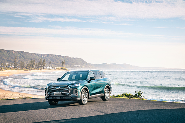 Chery Tiggo 9 near a beach.