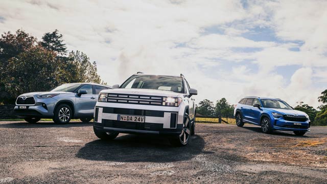 2025 Skoda Kodiaq, Hyundai Santa Fe and Toyota Kluger parked on gravel