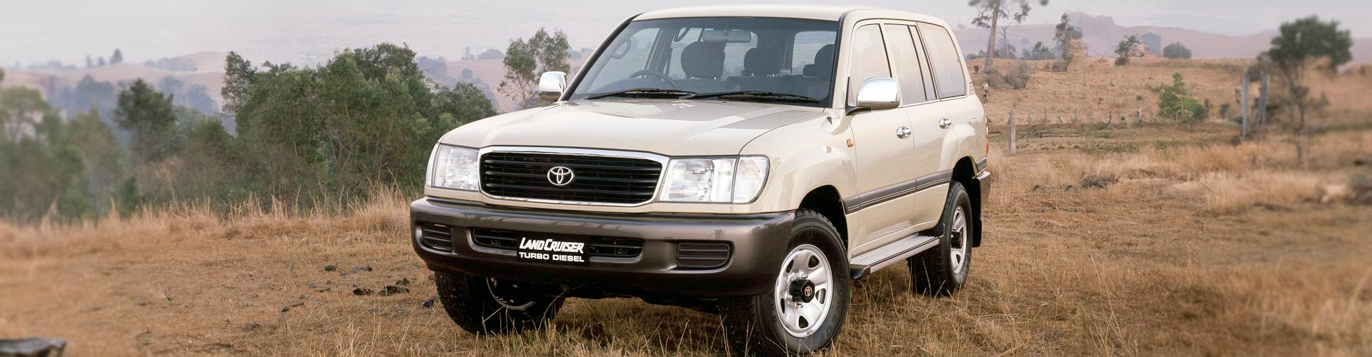 2000 Toyota LandCruiser 100 Series parked in a field