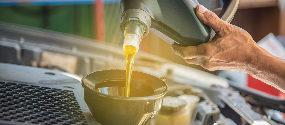 Topping up engine oil Topping up engine oil