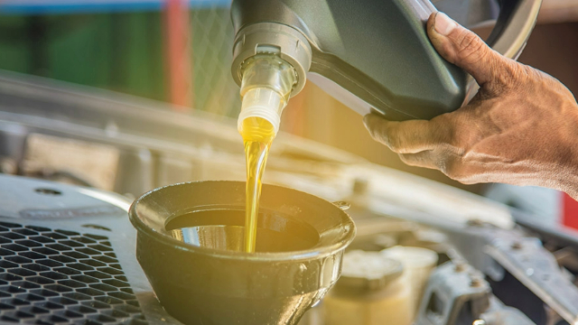 Topping up engine oil