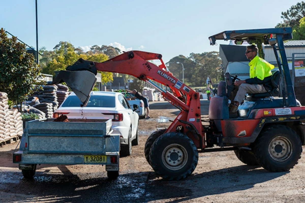 front-loader-fills-ev-trailer-1200x800 Slide 3