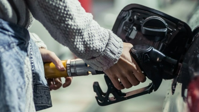 Filling a car's petrol tank