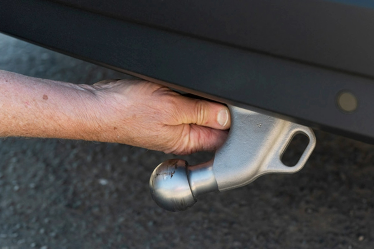 hand-pulling-ev-towbar-1200x800 Slide 2