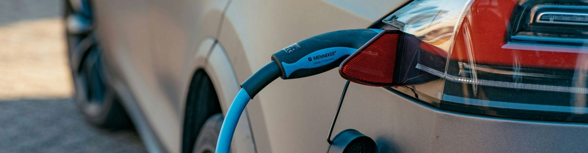 Side view of a tesla charging. Photo : Ernest Ojeh, Unsplash.