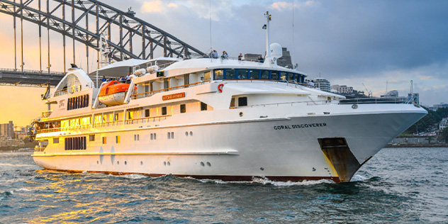 Cruise ship in front of the Sydney Harbour Bridge