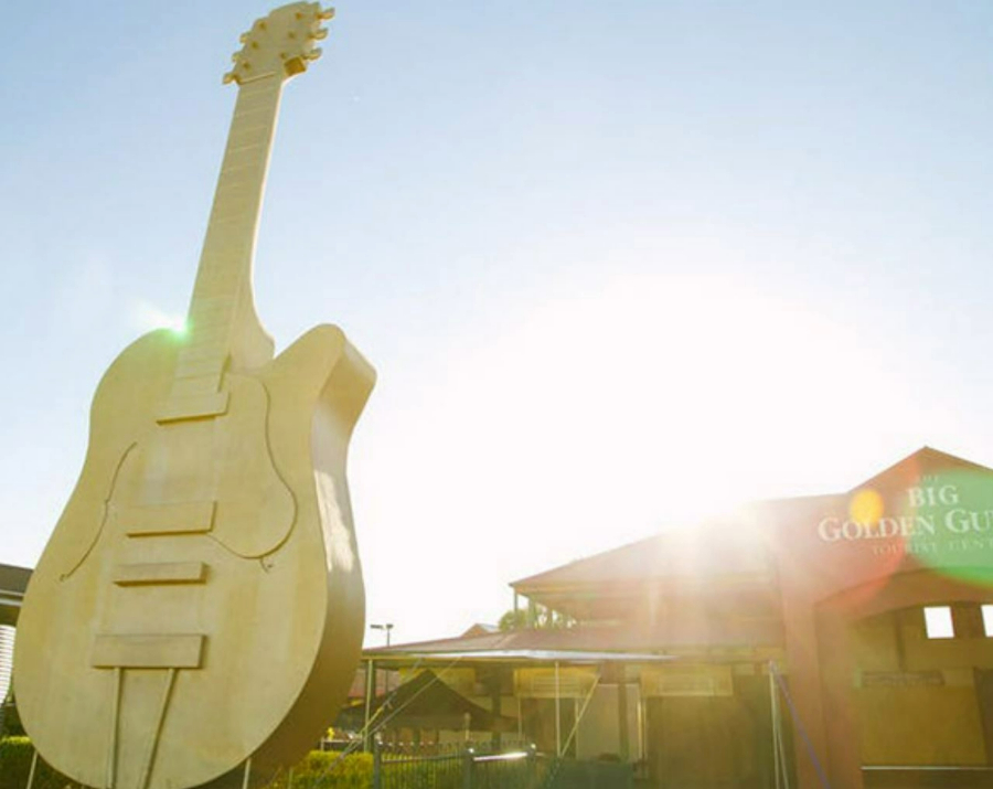 big-golden-guitar-tamworth-nsw-900x715 Slide 1