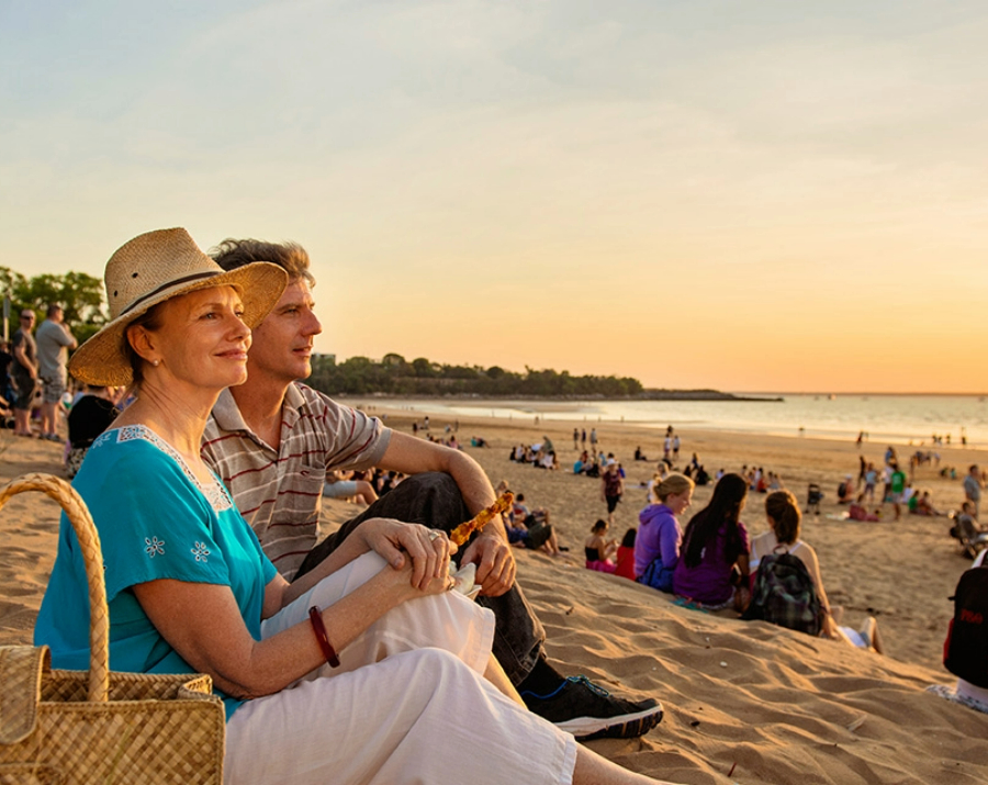 couple-at-mindil-beach-markets-nt-900x715 Slide 5