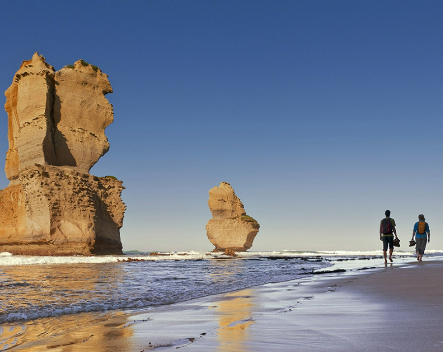 couple-on-twelve-apostles-beach-900x715 Slide 2
