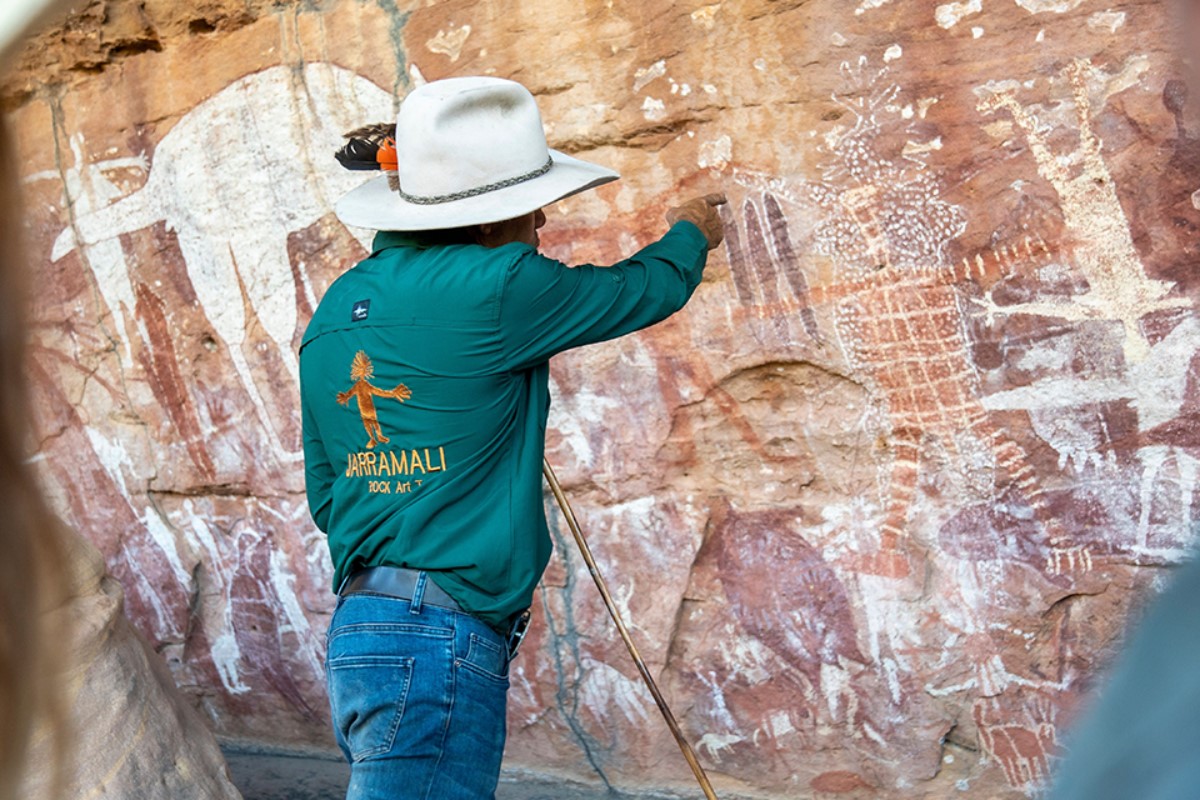 man-explains-rock-art-qld-1200x800 Slide 4