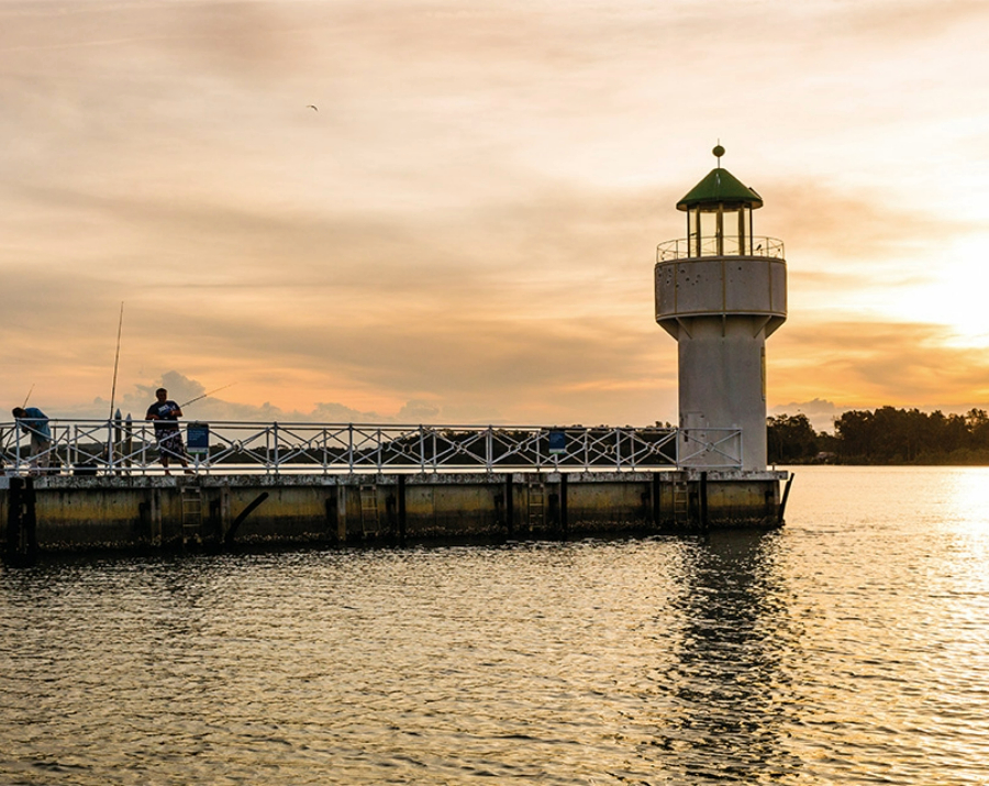 man-fishing-at-pier-port-macquarie-tas-900x715 Slide 2