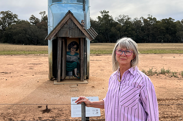 Artist Karen Tooth with Dame Edna's Looute