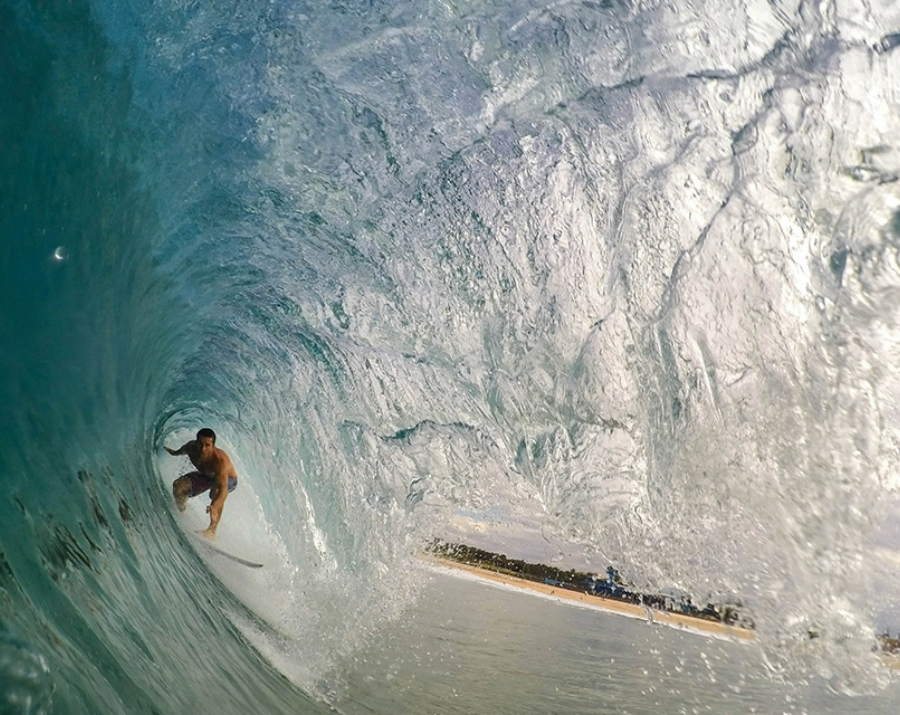 surfer-in-wave-gold-coast-900x715 Slide 1