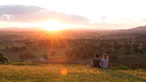 Couple enjoying a glass of wine at sunset in Tamworths countryside #newsouthwales 